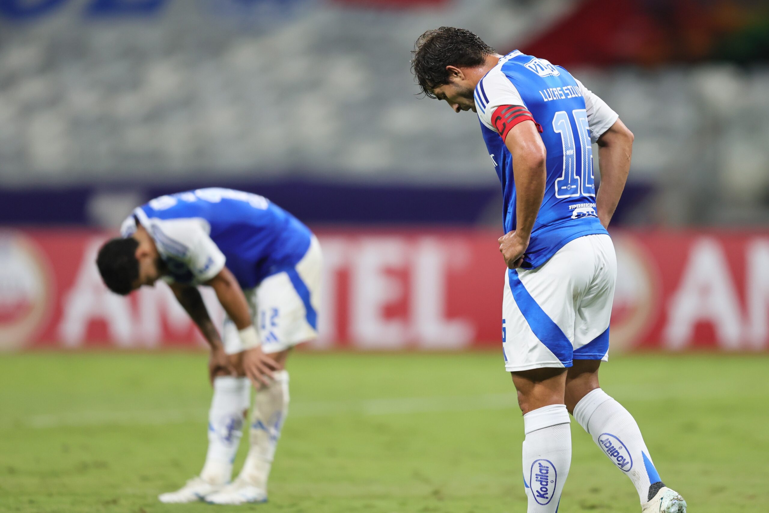 MG - BELO HORIZONTE - 09/04/2025 - COPA SUL-AMERICANA 2025, CRUZEIRO X MUSHUC RUNA - Jogadores do Cruzeiro lamentam ao final da partida contra o Mushuc Runa no estadio Mineirao pelo campeonato Copa Sul-americana 2025. Foto: Gilson Lobo/AGIF