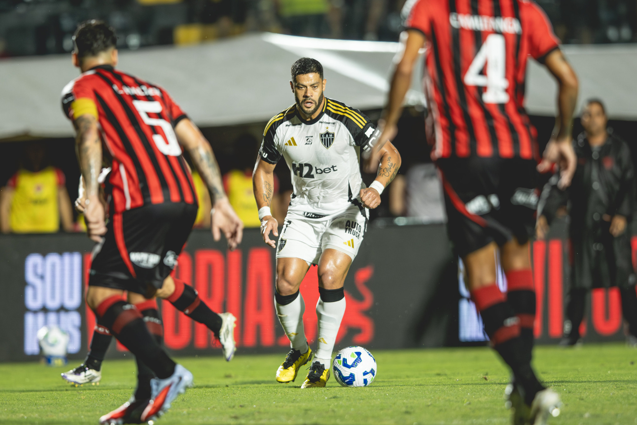 Everson projeta novo técnico e ressalta fortalecimento do Atlético-MG para o clássico